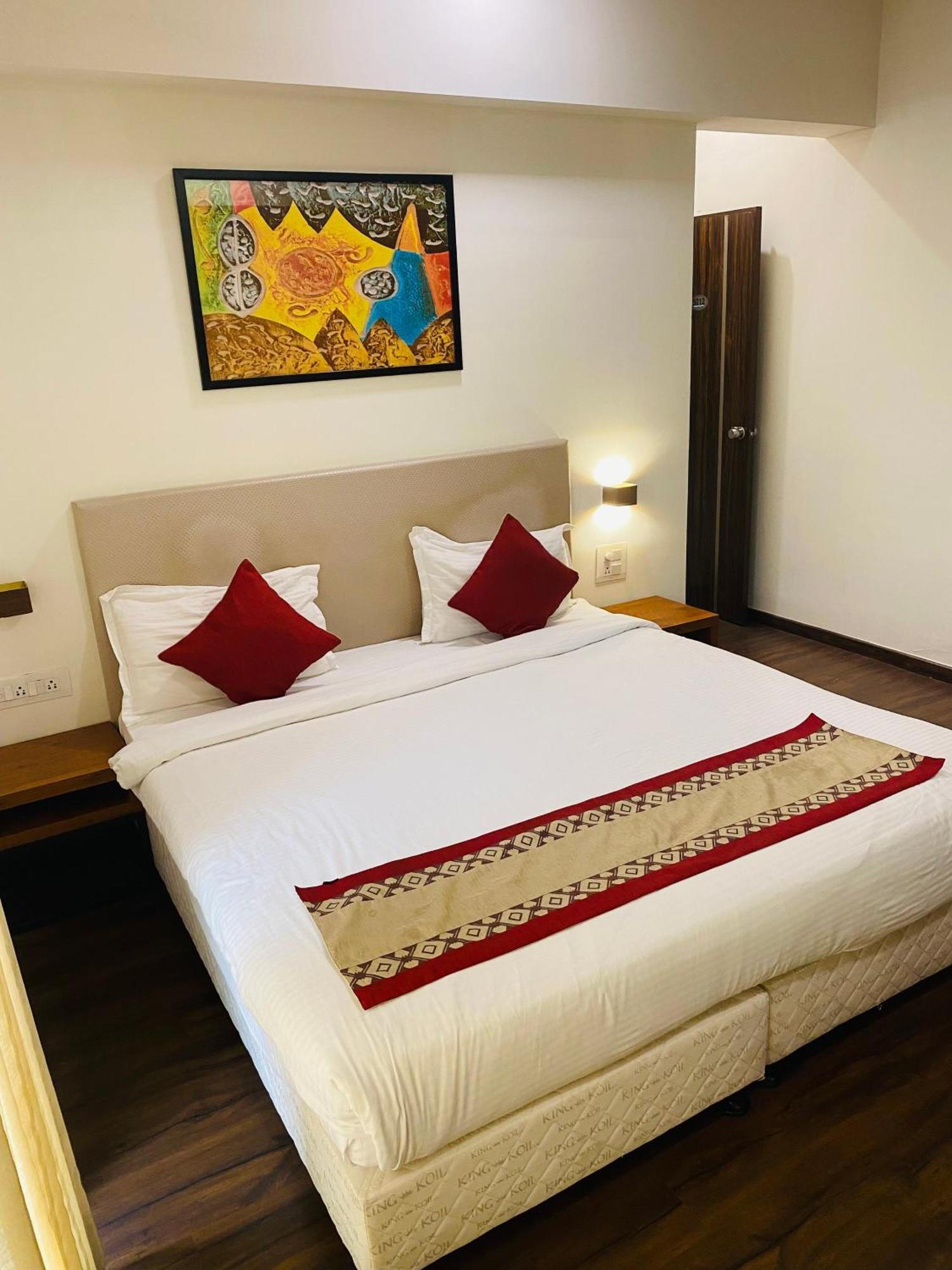 Mumbai House Luxury Apartments Santacruz East, Mumbai Exterior photo