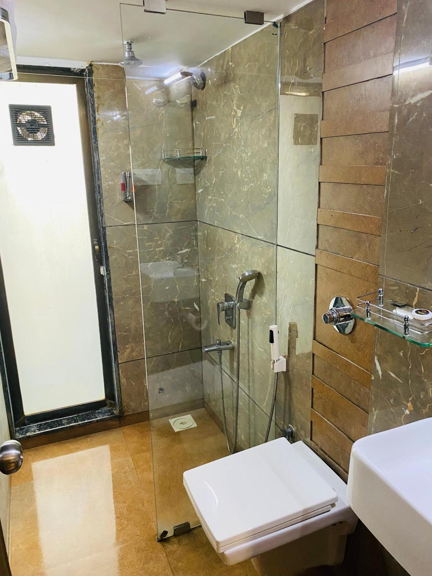 Mumbai House Luxury Apartments Santacruz East, Mumbai Exterior photo